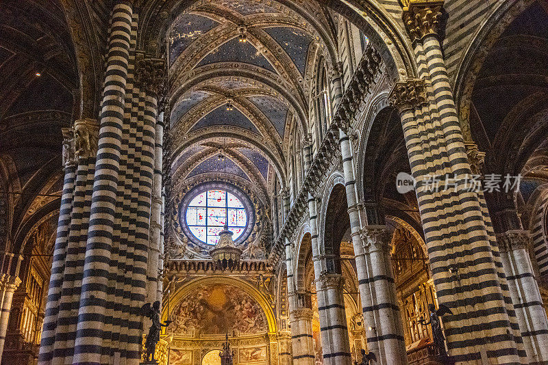 锡耶纳大教堂(Duomo di Siena)的内部视图在锡耶纳市在托斯卡纳，意大利。